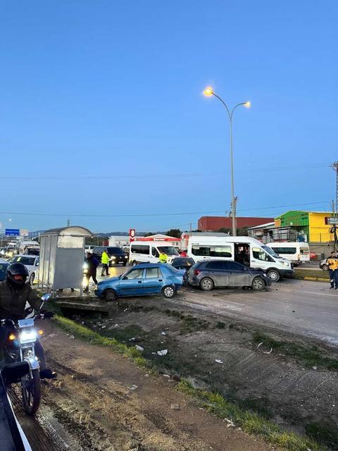 Dokuz araç zincirleme kazaya karıştı: Durakta bekleyenler ölümden döndü