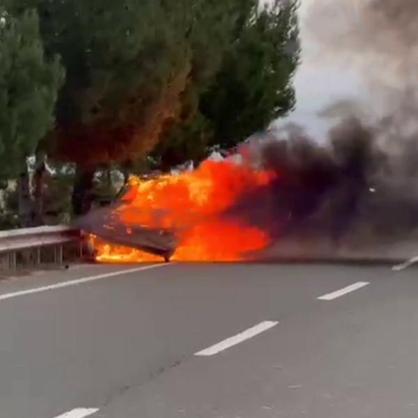 Seyir halindeki otomobil alev alev yandı