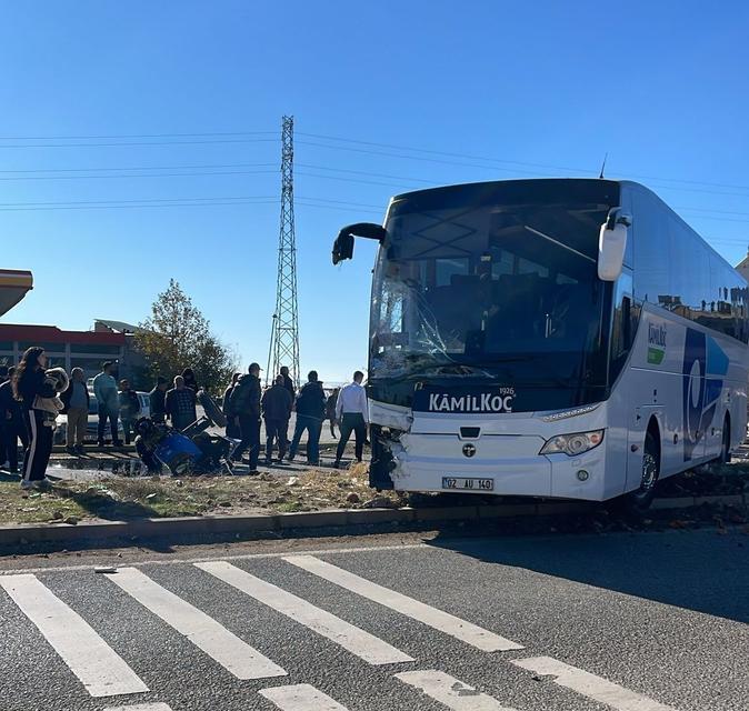 Yolcu otobüsü ile traktör çarpıştı