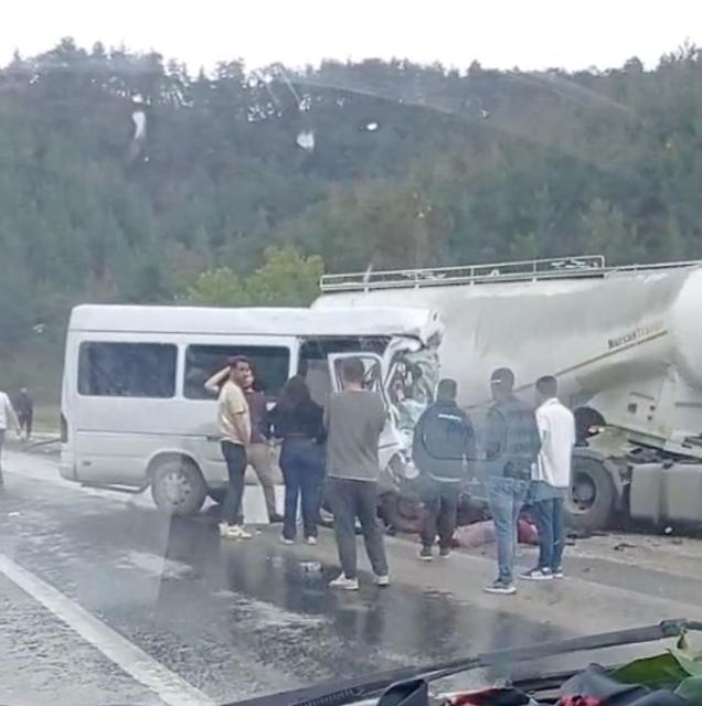 SON DAKİKA... Tır ile minibüs çarpıştı: 7 ölü