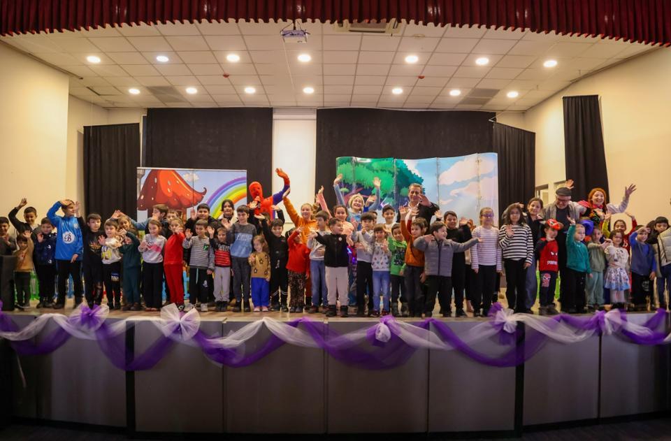 Başkan Yetişkin çocuklarla aynı salonu paylaştı