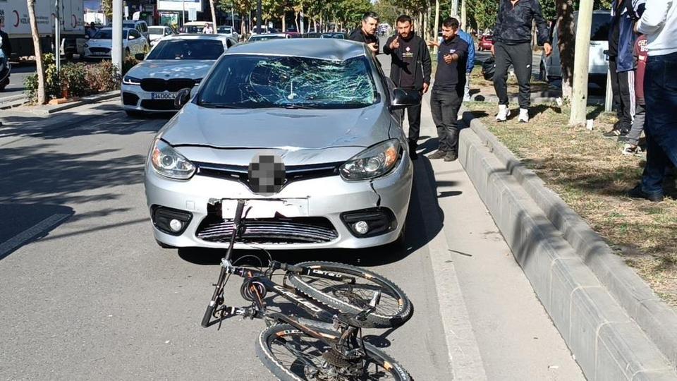 Otomobilin çarptığı bisikletli ağır yaralandı