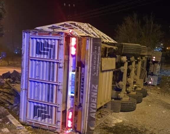 Devrilen tır yolu kapattı