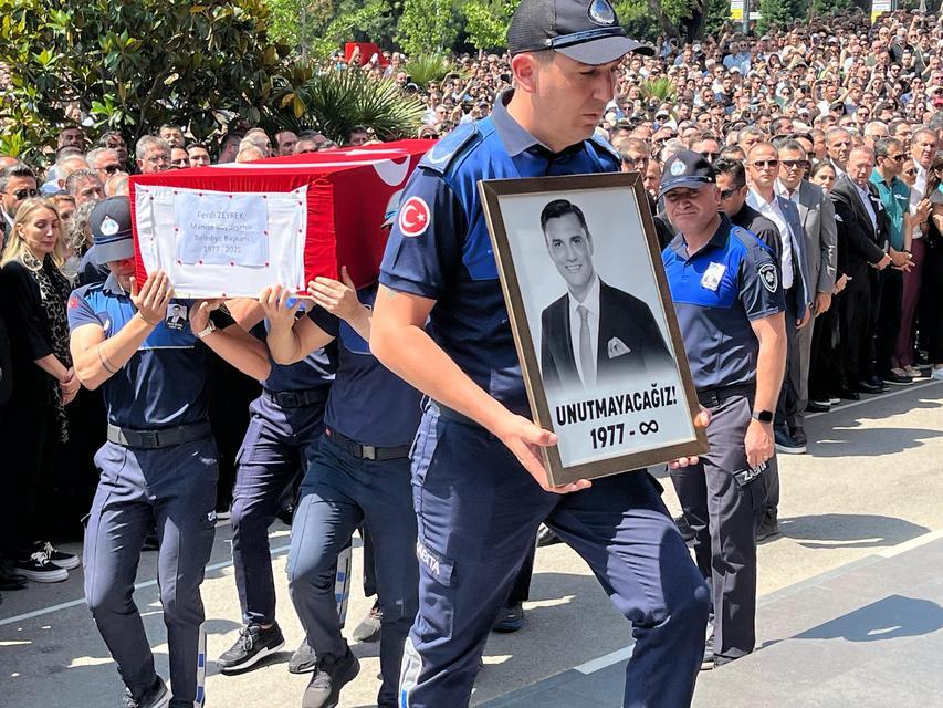 BELEDİYE ÖNÜNE BAŞKAN ZEYREK'E ACI VEDA CHP GENEL BAŞKANI ÖZGÜR ÖZEL, YOL ARKADAŞI ZEYREK'E GÖZYAŞLARIYLA VEDA ETTİ ON BİNLERCE MANİSALI, BAŞKANLARINI UĞURLADI