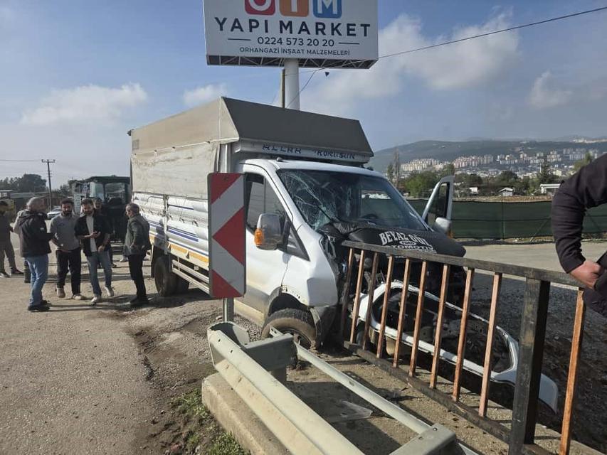 Kontrolden çıkan kamyonet köprü demirlerine saplandı