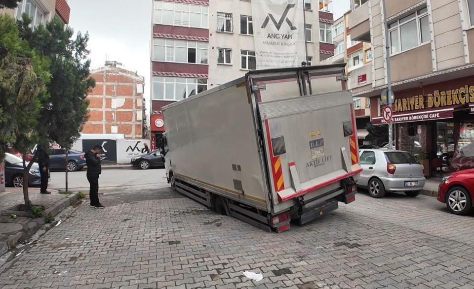 Yol çöktü, kamyonet çukura düştü