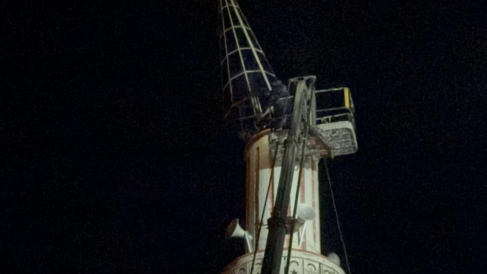 Şiddetli fırtınada minare yerinden oynadı