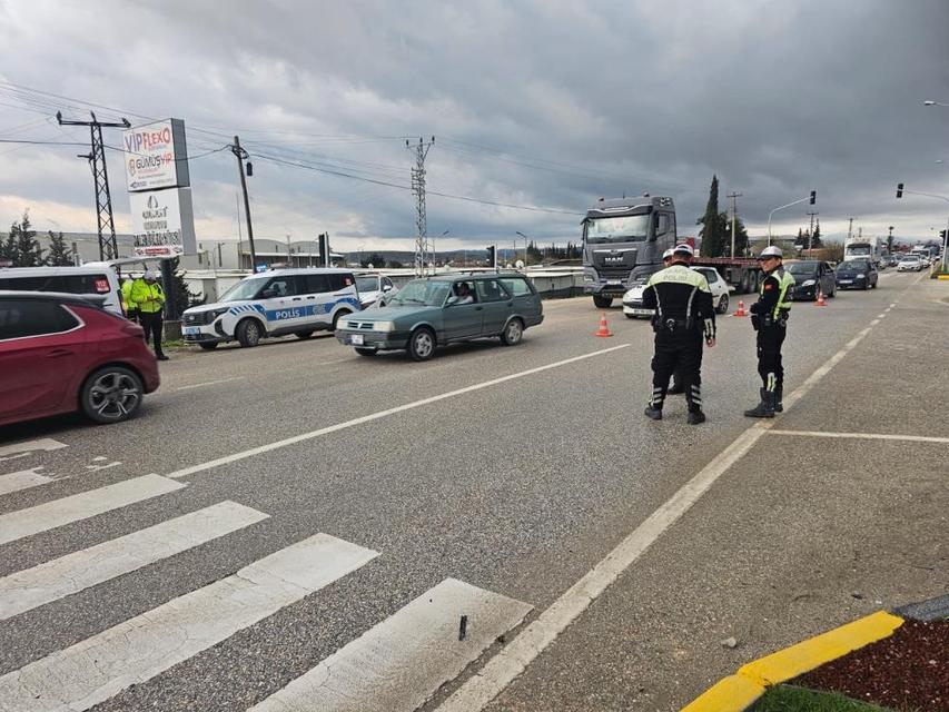 Motosiklet sürücüsü feci kazada can verdi