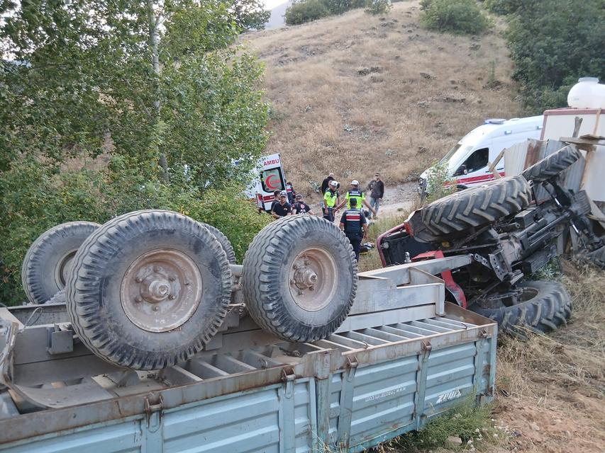 Traktör şarampole devrildi: Yaralılar var