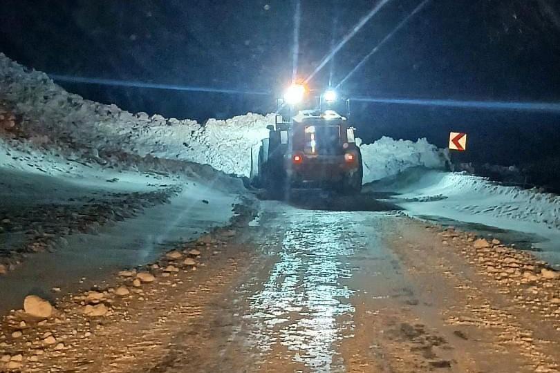 Karayoluna çığ düştü