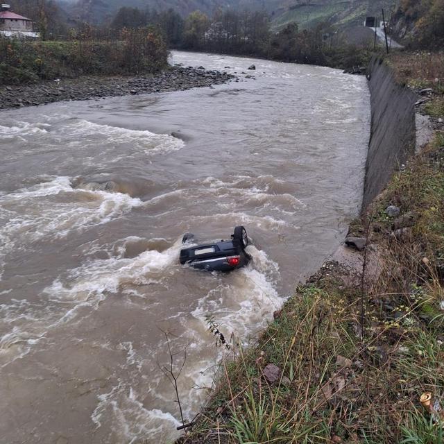 Araç dereye uçtu: 2 ölü