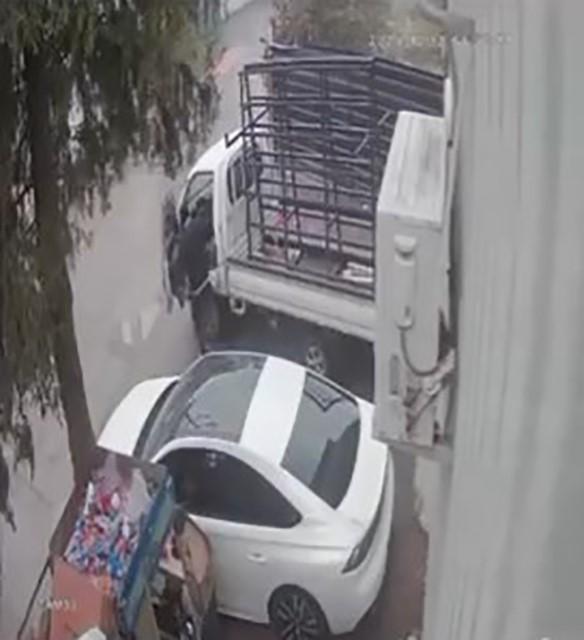 Scooter sürücüsü kamyonet tekerinin altında can verdi