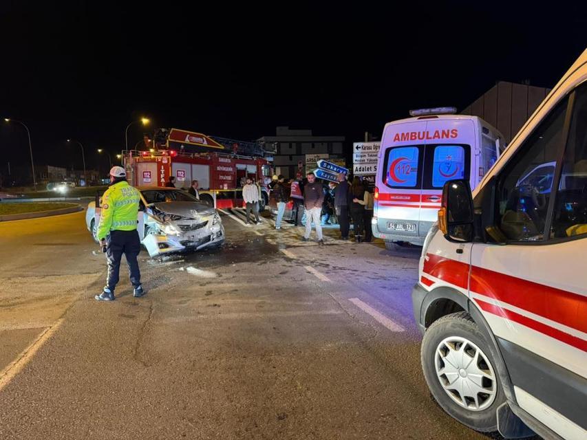 İki otomobil çarpıştı: 5 yaralı