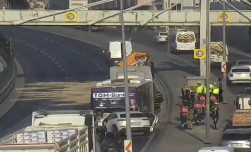 Otomobil ile otobüs çarpıştı: İlk belirlemelere göre 3 ölü