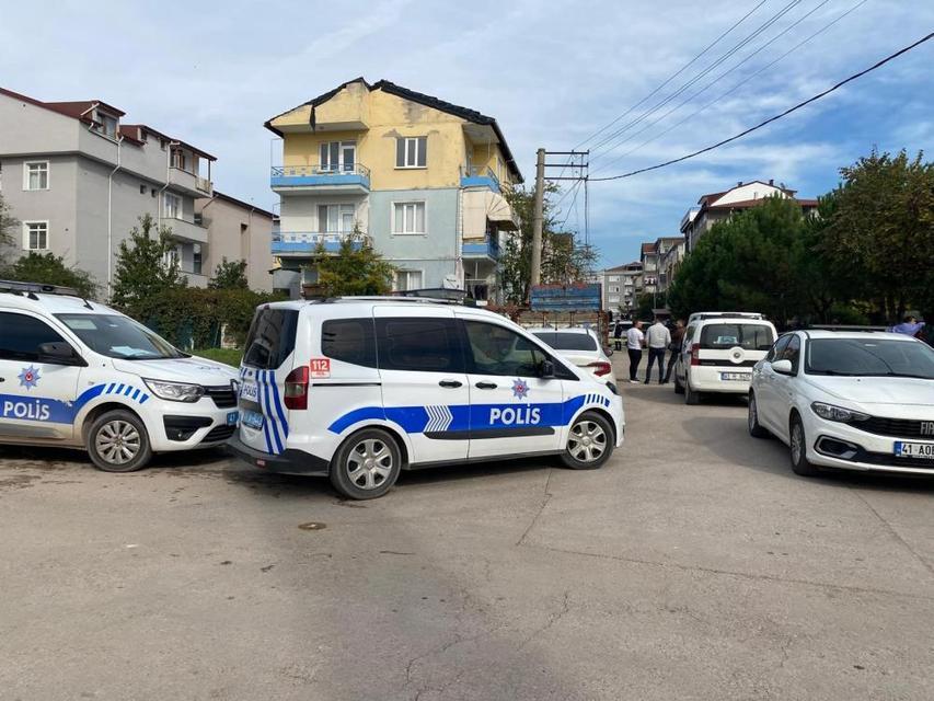 Eşini bıçaklayarak öldürdükten sonra kendini yaraladı