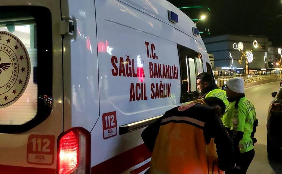 Refüjdeki trafik levhasına çarpan motosikletteki baba ve oğlu yaralandı