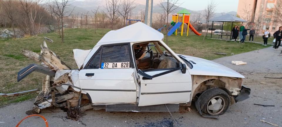 Isparta’da kamyonet ile çarpışan otomobilin hurdaya döndüğü kazada 1 kişi yaralandı.