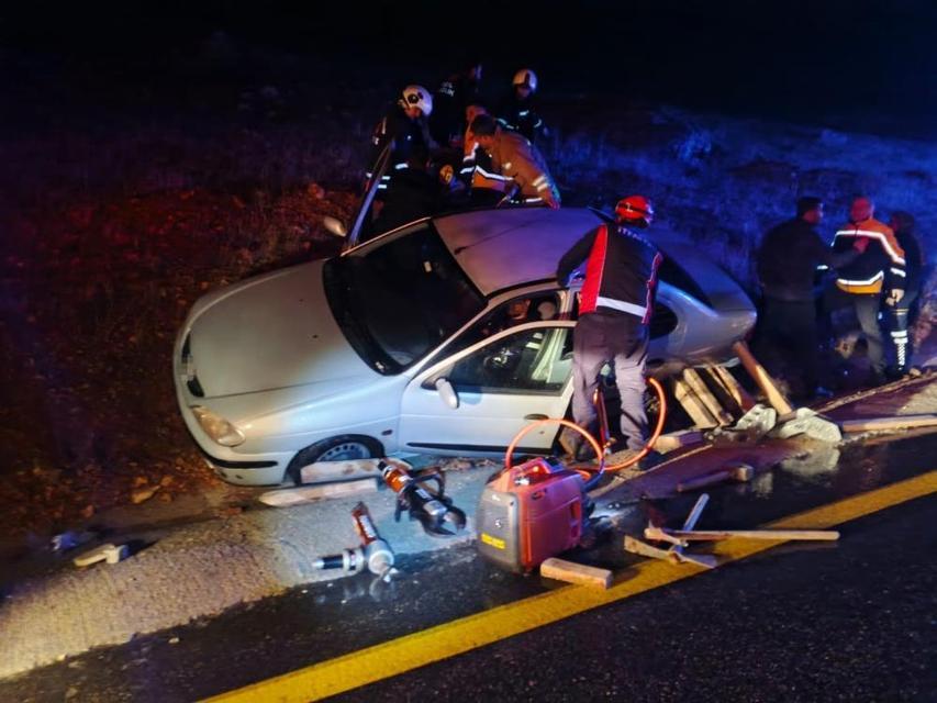 Şarampole devrilen otomobilde 2 kişi yaralandı