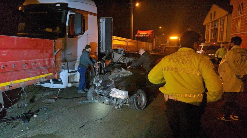 Tofaş tıra ok gibi saplandı