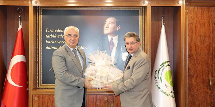 Nazilli Ticaret Odası (NTO) Yönetim Kurulu Başkanı Nuri Arslan ve yönetim kurulu üyeleri Kaymakam Sedat Sırrı Arısoy’a hayırlı olsun ziyaretinde bulundu.