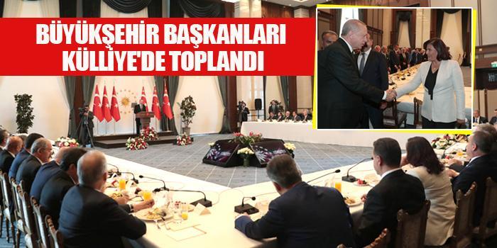 Cumhurbaşkanı Recep Tayyip Erdoğan, Cumhurbaşkanlığı Külliyesi'nde düzenlenen Büyükşehir Belediye Başkanları Toplantısı'nda, "Belediye başkanlarının görevi, devri sabık peşinde koşmak değil, şehirlerine en güzel, kalıcı, verimli hizmetleri getirmek için çalışmaktır" dedi.