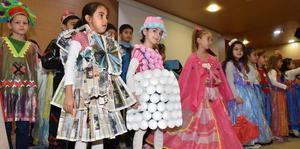 Aydın'ın Germencik ilçesinde bir ilkokuldaki 111 öğrenci, şişe ve naylon poşet başta olmak üzere atık eşyadan hazırladıkları kıyafetlerle defile yaptı.
 ( Necip Uyanık - Anadolu Ajansı )