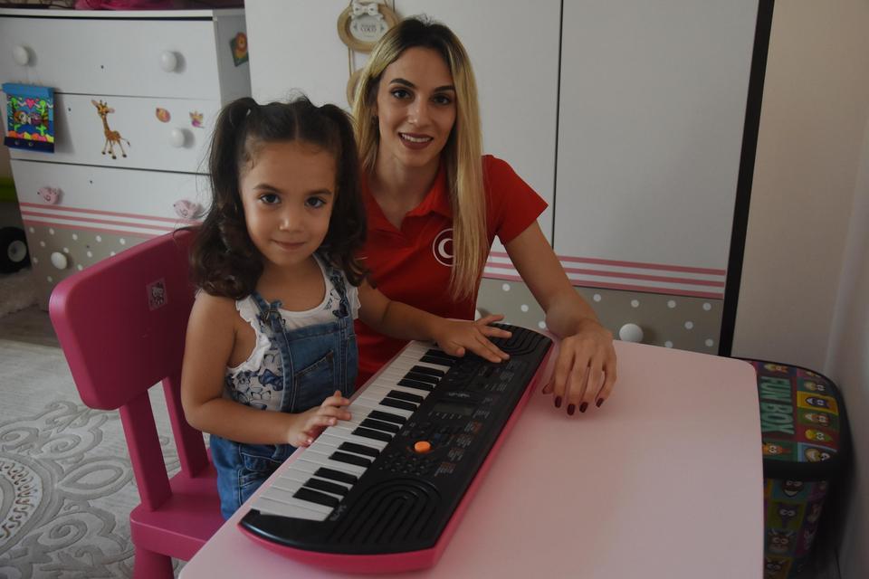 Londra 2012 Olimpiyatları'na katılarak tarihte Türkiye'yi olimpiyatlarda temsil eden ilk kadın cimnastikçi olan Göksu Üçtaş Şanlı, 4 yaşındaki kızı Lina ile başarıdan başarıya koşuyor.
