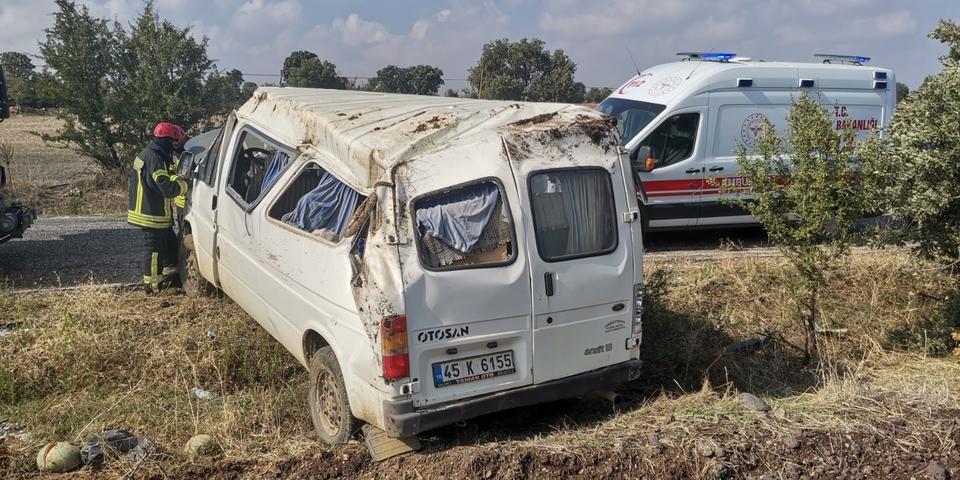 Manisa'nın Kula ilçesinde, devrilen minibüsteki 5 kişi yaralandı. Yaralanan sürücü ile yolcular, 112 Acil Servis ekiplerince Kula Devlet Hastanesine kaldırıldı.   ( Kamil Altıparmak - Anadolu Ajansı )