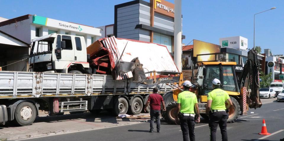 İzmir'in Gaziemir ilçesinde üst geçide sıkışan dorsesinde arızalı kamyon bulunan tır, ekiplerin çalışmasıyla kurtarıldı. ( Şafak Yel - Anadolu Ajansı )