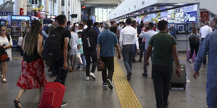 Ulaştırma ve Altyapı Bakanı Turhan, "Kurban Bayramı tatili boyunca havalimanlarından hizmet alan 3 milyon 709 bin 163 yolcu için 23 bin 657 uçak seferi düzenlendi." dedi. ( Arife Yıldız Ünal - Anadolu Ajansı )