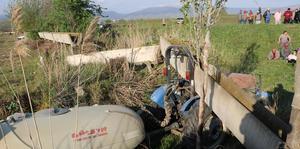 Manisa'da çarptığı kanalet üzerine devrilen traktör sürücüsü hayatını kaybetti