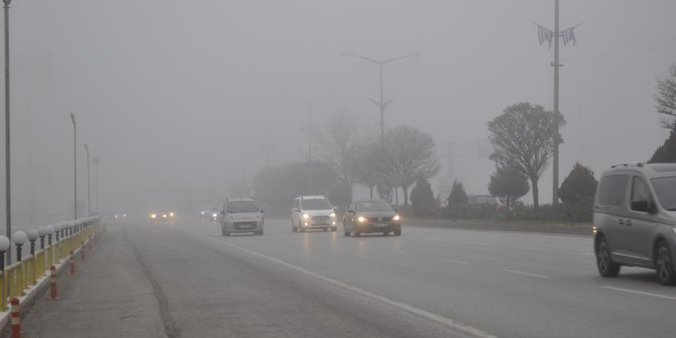 Afyonkarahisar'da sabah saatlerinde etkili olan sis, görüş mesafesini düşürdü. ( Mustafa Bayer - Anadolu Ajansı )