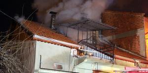 Uşak'ta binada çıkan yangında 3 kişi dumandan etkilendi