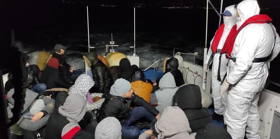 İzmir'in Menderes ve Çeşme ilçeleri açıklarında, Yunanistan unsurlarınca Türk kara sularına itilen 61 düzensiz göçmen karaya çıkarıldı. ( Sahil Güvenlik Komutanlığı - Anadolu Ajansı )