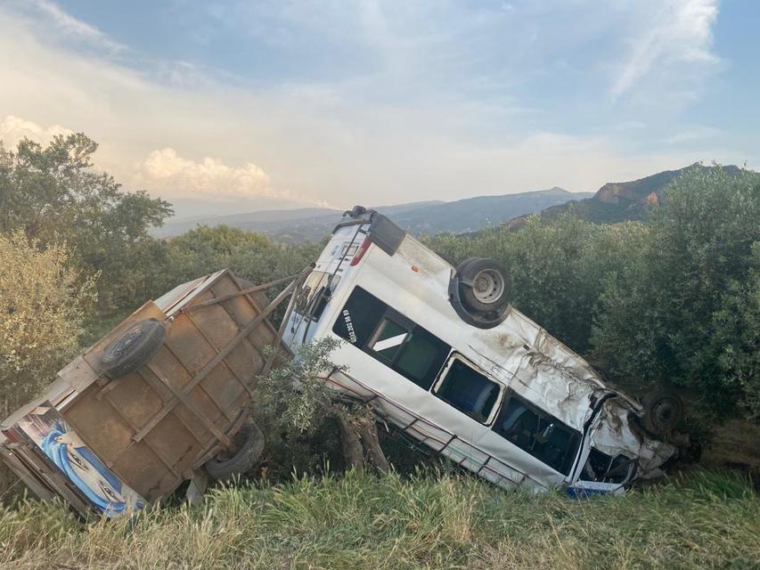 Manisa'da minibüsle kamyonetin çarpışması sonucu 4 kişi yaralandı