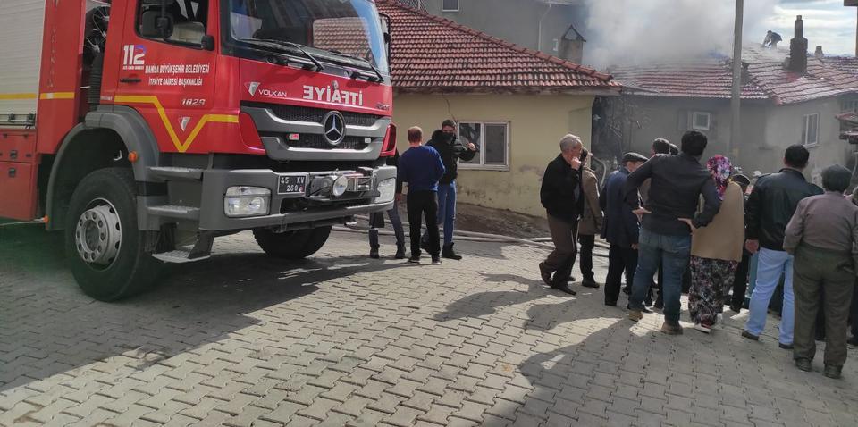 Manisa'nın Demirci ilçesindeki bir evde çıkan yangın maddi hasara neden oldu. ( Nurullah Kalay - Anadolu Ajansı )