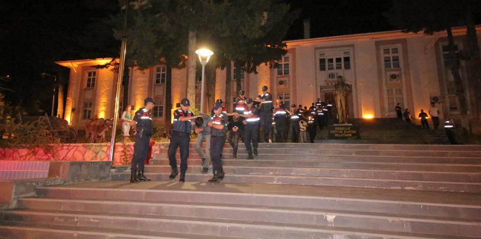 Antalya'da yoldaki demir bariyerleri çalan 10 zanlıdan 4'ü tutuklandı