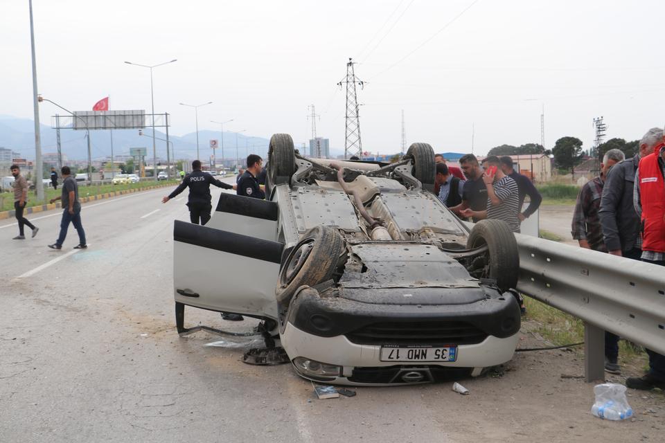 Manisa'da takla atan otomobilde aynı aileden 3 kişi yaralandı
