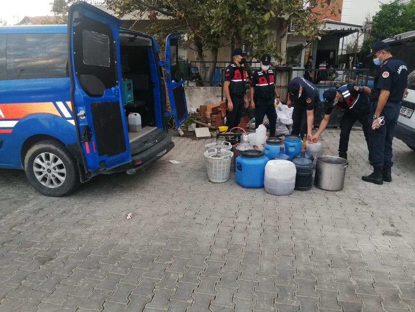 İzmir'in Aliağa ilçesinde 363 litre sahte içki ile sahte içki yapımında kullanılan malzemeler ele geçirildi. ( İl Jandarma Komutanlığı - Anadolu Ajansı )