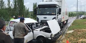 Uşak'ta tırla çarpışan otomobildeki 1 kişi öldü, 2 kişi yaralandı