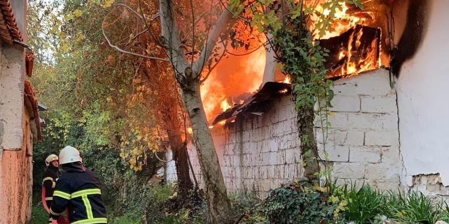 Muğla'nın Menteşe ilçesinde çıkan yangında iki katlı ev zarar gördü. ( Muğla İtfaiyesi - Anadolu Ajansı )