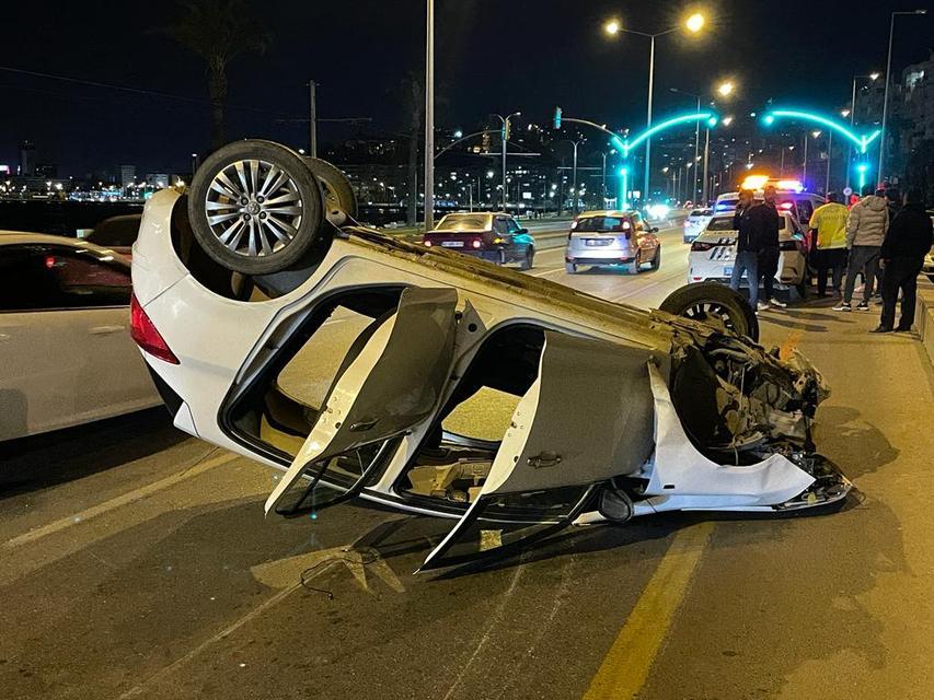 İzmir'de takla atan otomobildeki 4 kişi yaralandı