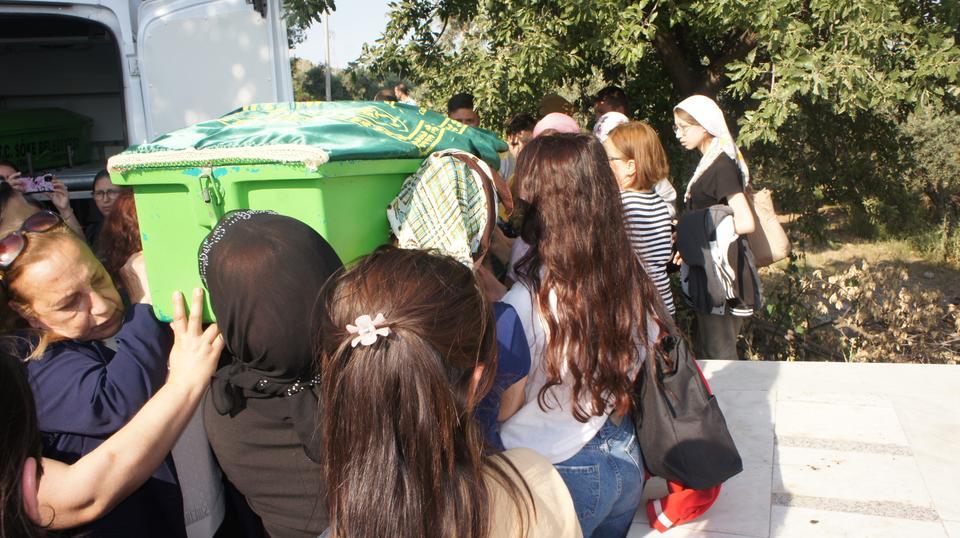 Aydın'da kocasının öldürdüğü 4 çocuk annesi kadının cenazesi defnedildi