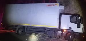 Kaş'ta kayalıklara çarpan kamyonun sürücüsü yaralandı