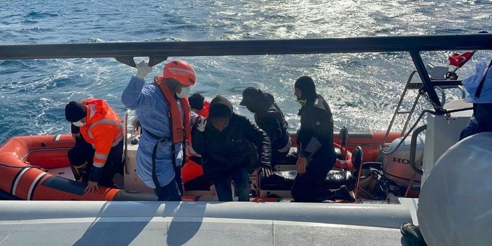 Kuşadası açıklarında lastik botta sürüklenen 21 düzensiz göçmen kurtarıldı