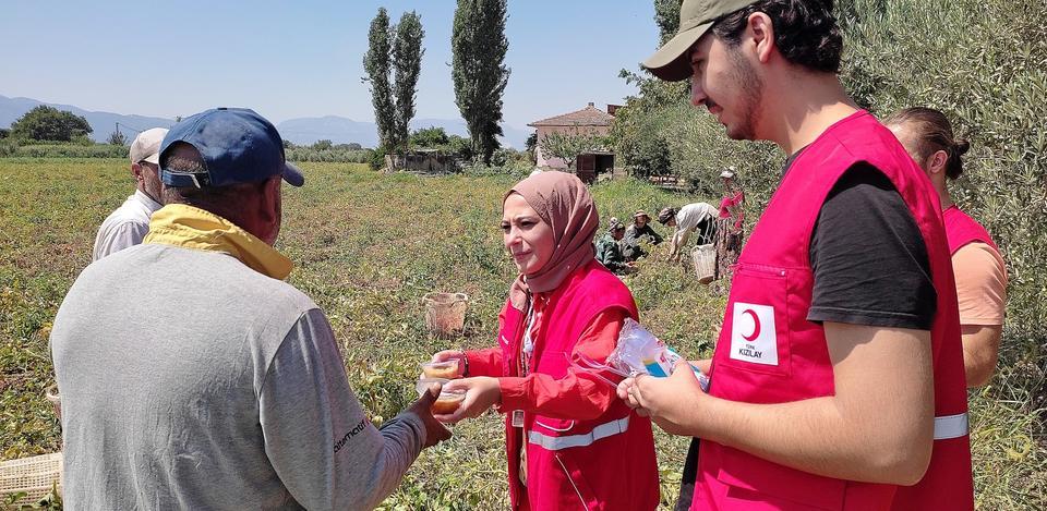 Manisa'da Türk Kızılay ekipleri tarım işçilerine aşure ikram etti