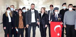 Taburcu edilen Pençe-Şimşek operasyonu gazisi, İzmir'de havalimanında karşılandı