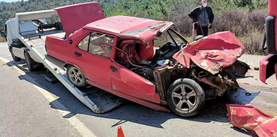 Manisa’da kamyonla çarpışan otomobilin sürücüsü yaralandı
