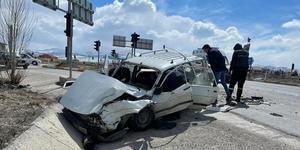 Afyonkarahisar'da tır ile otomobilin çarpışması sonucu 4 kişi yaralandı