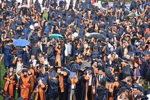 Muğla'da mezun olan üniversite öğrencileri yağmur altında kep attı